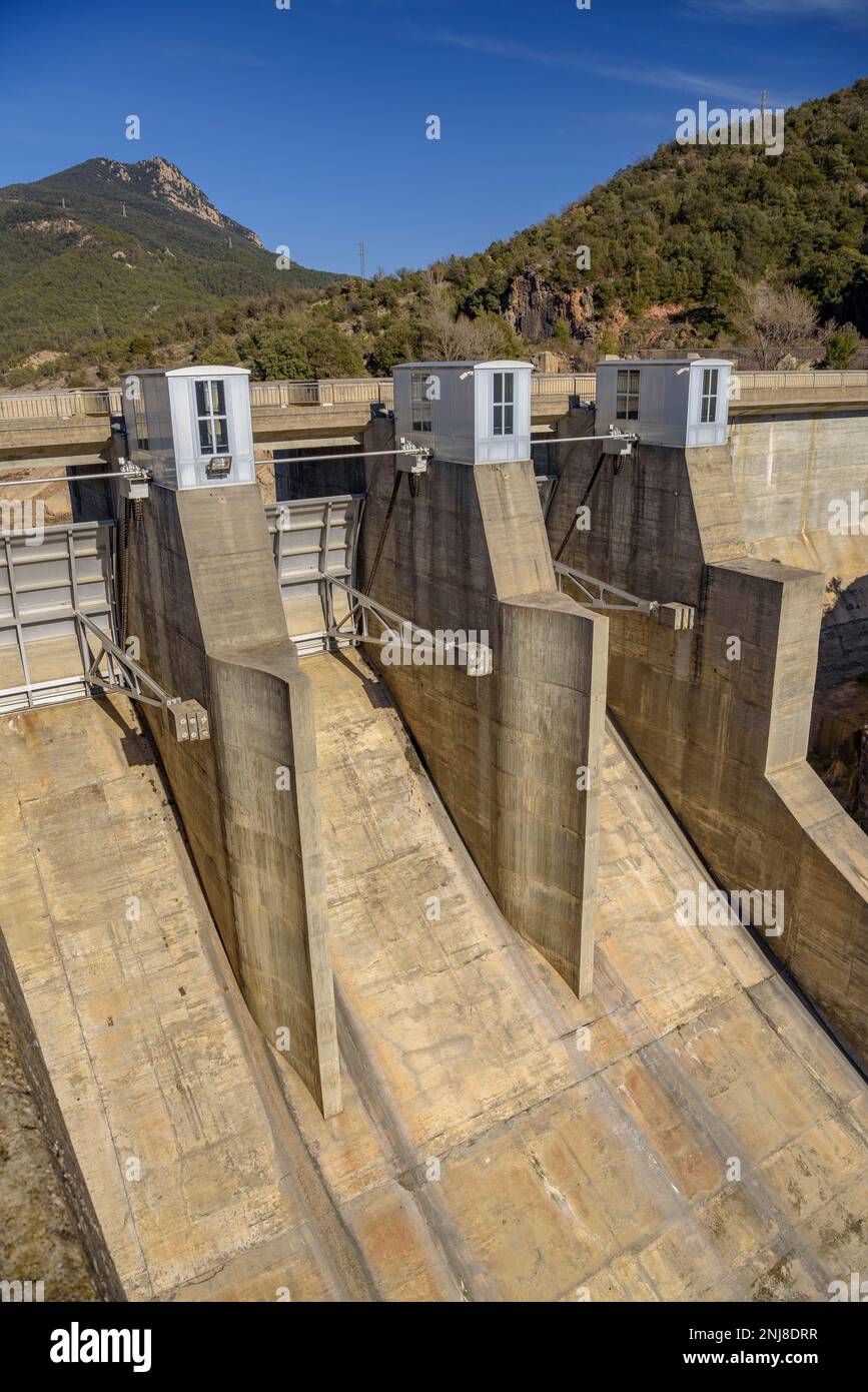 Staudamm des Baells-Reservoirs (Berguedà, Barcelona, Katalonien, Spanien) ESP: Aliviadero de la presa del embalse de la Baells (Berguedà) Stockfoto