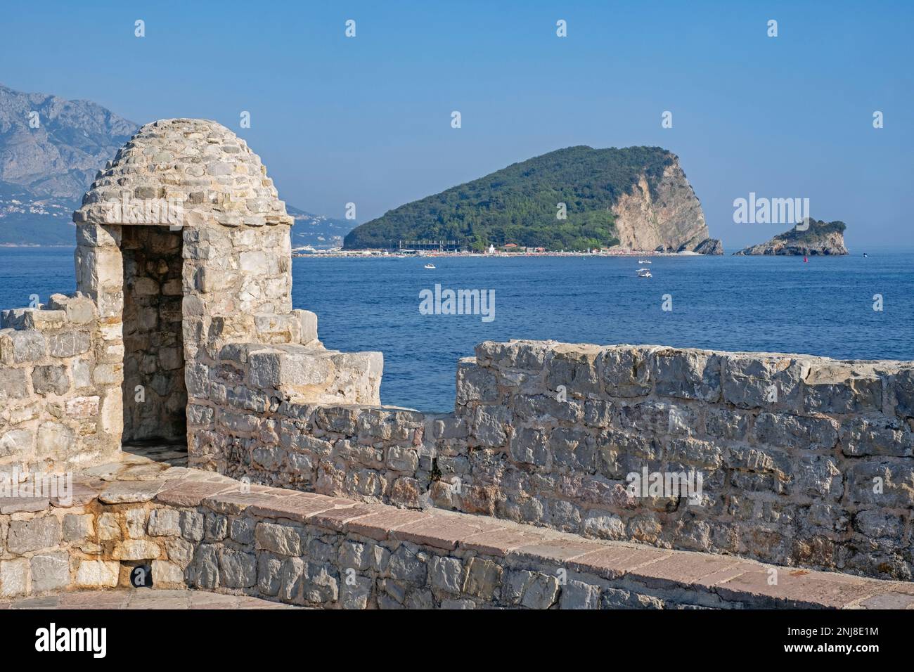 Turm an der venezianischen Stadtmauer von Budua in der mittelalterlichen Stadt Budva entlang der Adria, Montenegro Stockfoto