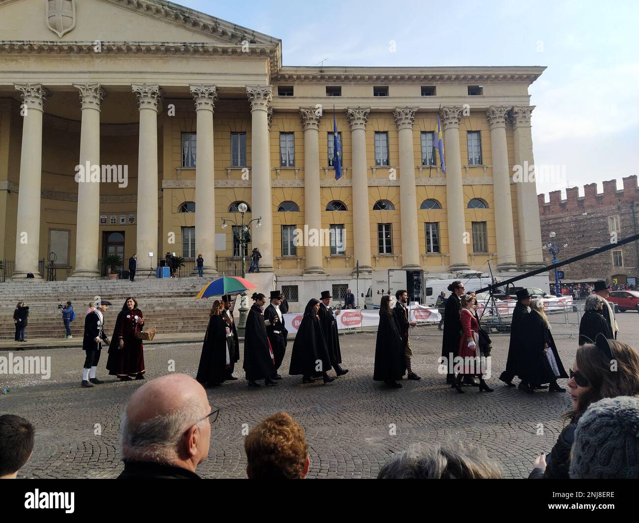 VERONA, ITALIEN-FEBRUAR 2023: Wagenparade und Maskenparade während des Karnevals der Stadt Verona im Februar 2023 Stockfoto
