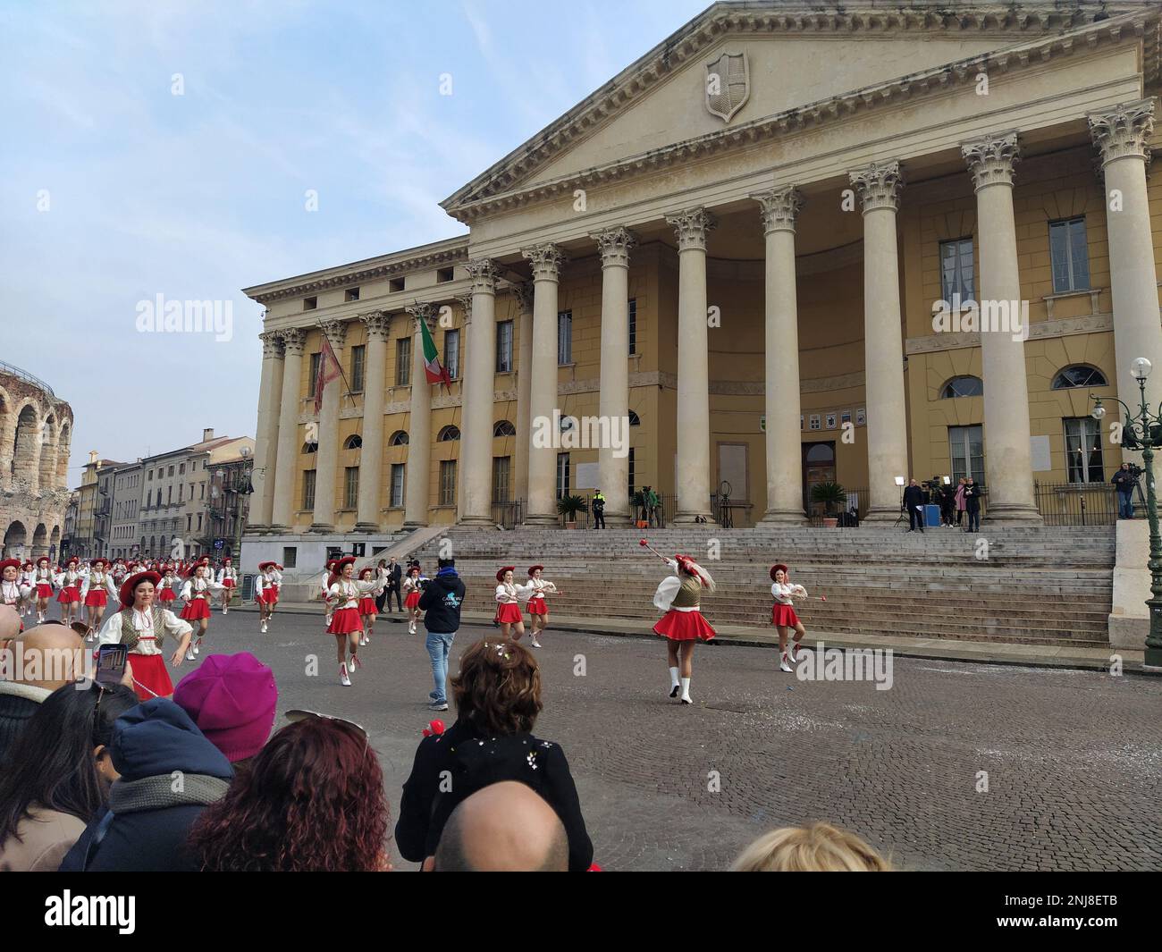 VERONA, ITALIEN-FEBRUAR 2023: Wagenparade und Maskenparade während des Karnevals der Stadt Verona im Februar 2023 Stockfoto