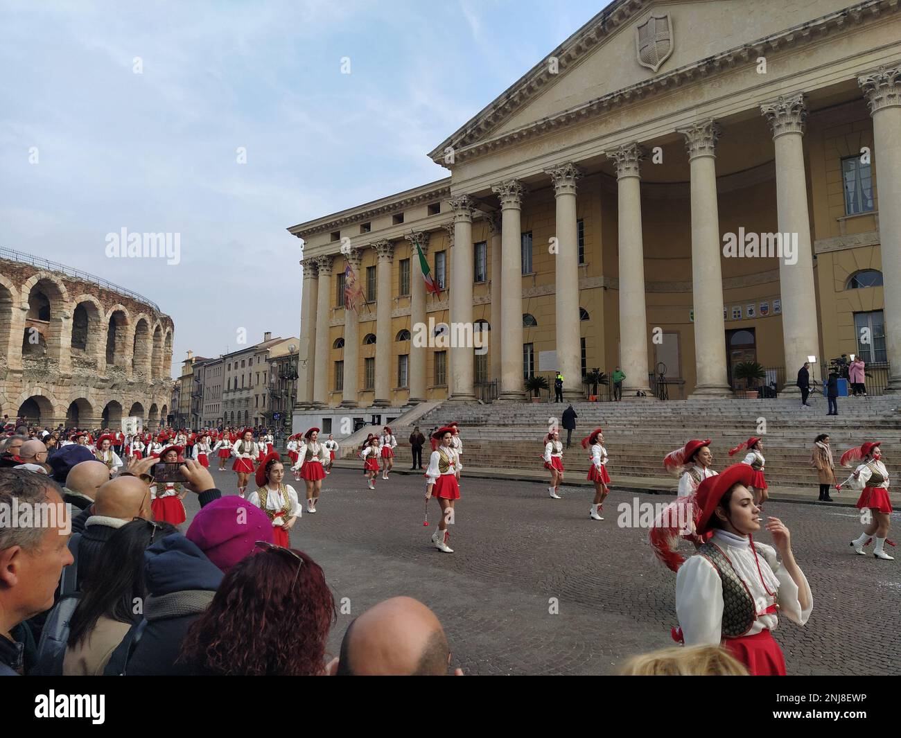 VERONA, ITALIEN-FEBRUAR 2023: Wagenparade und Maskenparade während des Karnevals der Stadt Verona im Februar 2023 Stockfoto