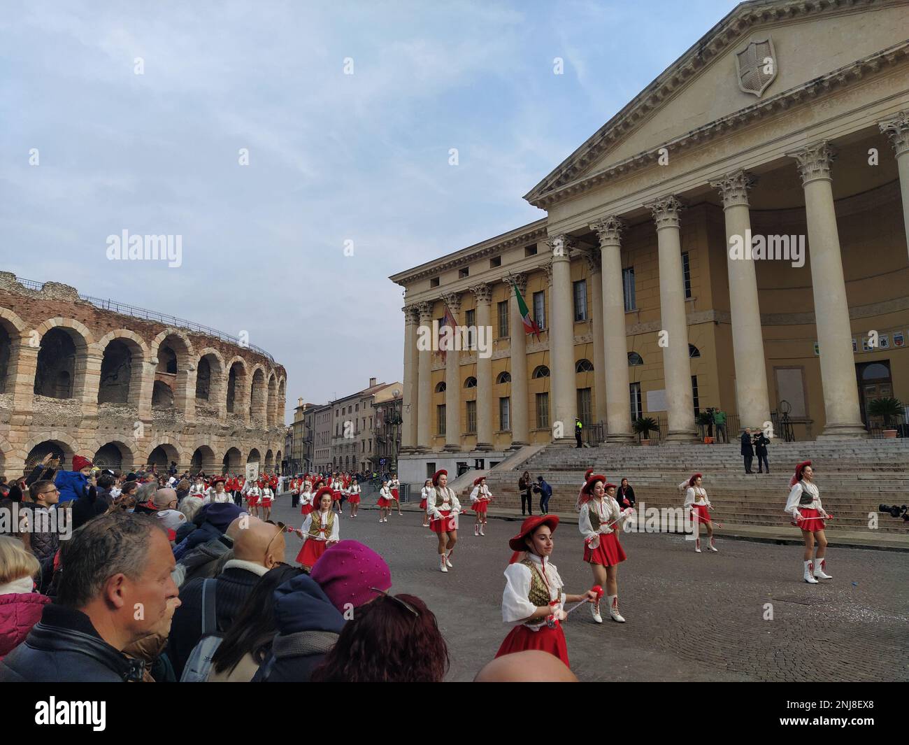 VERONA, ITALIEN-FEBRUAR 2023: Wagenparade und Maskenparade während des Karnevals der Stadt Verona im Februar 2023 Stockfoto