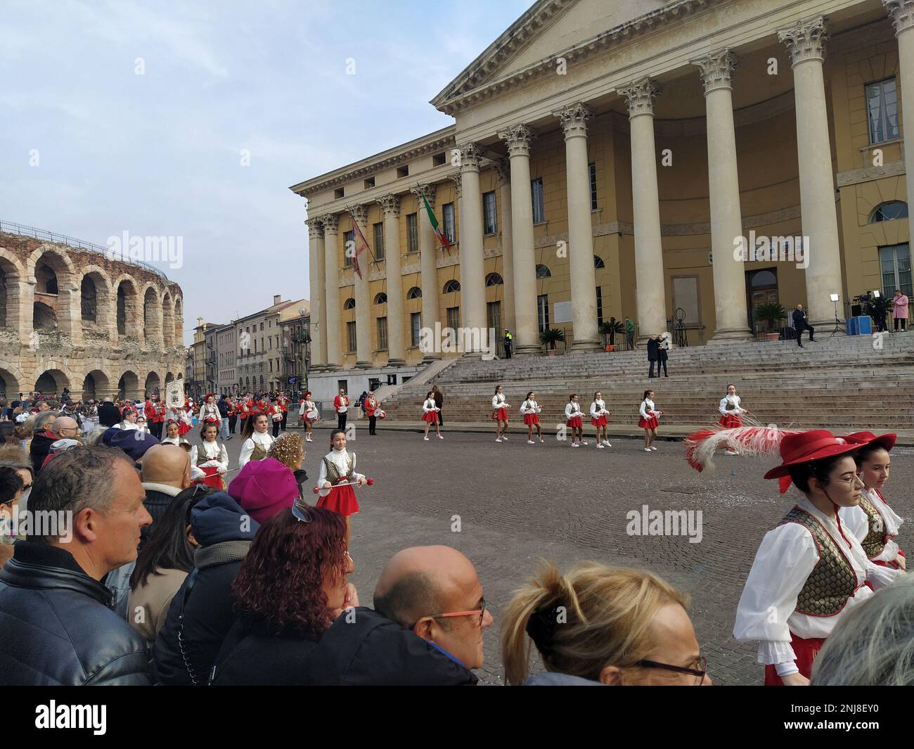 VERONA, ITALIEN-FEBRUAR 2023: Wagenparade und Maskenparade während des Karnevals der Stadt Verona im Februar 2023 Stockfoto