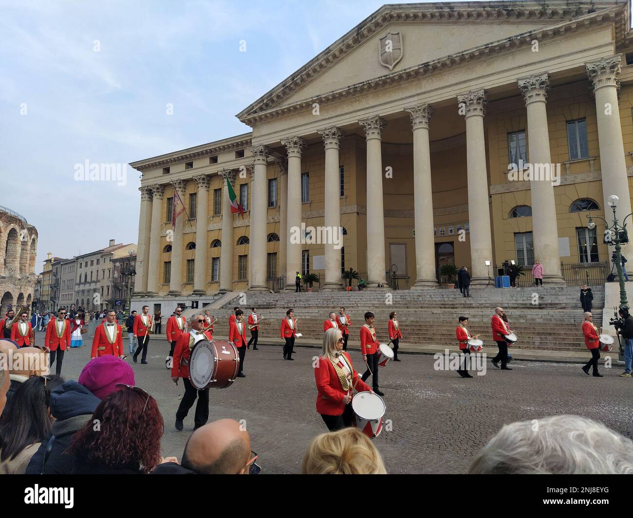 VERONA, ITALIEN-FEBRUAR 2023: Wagenparade und Maskenparade während des Karnevals der Stadt Verona im Februar 2023 Stockfoto