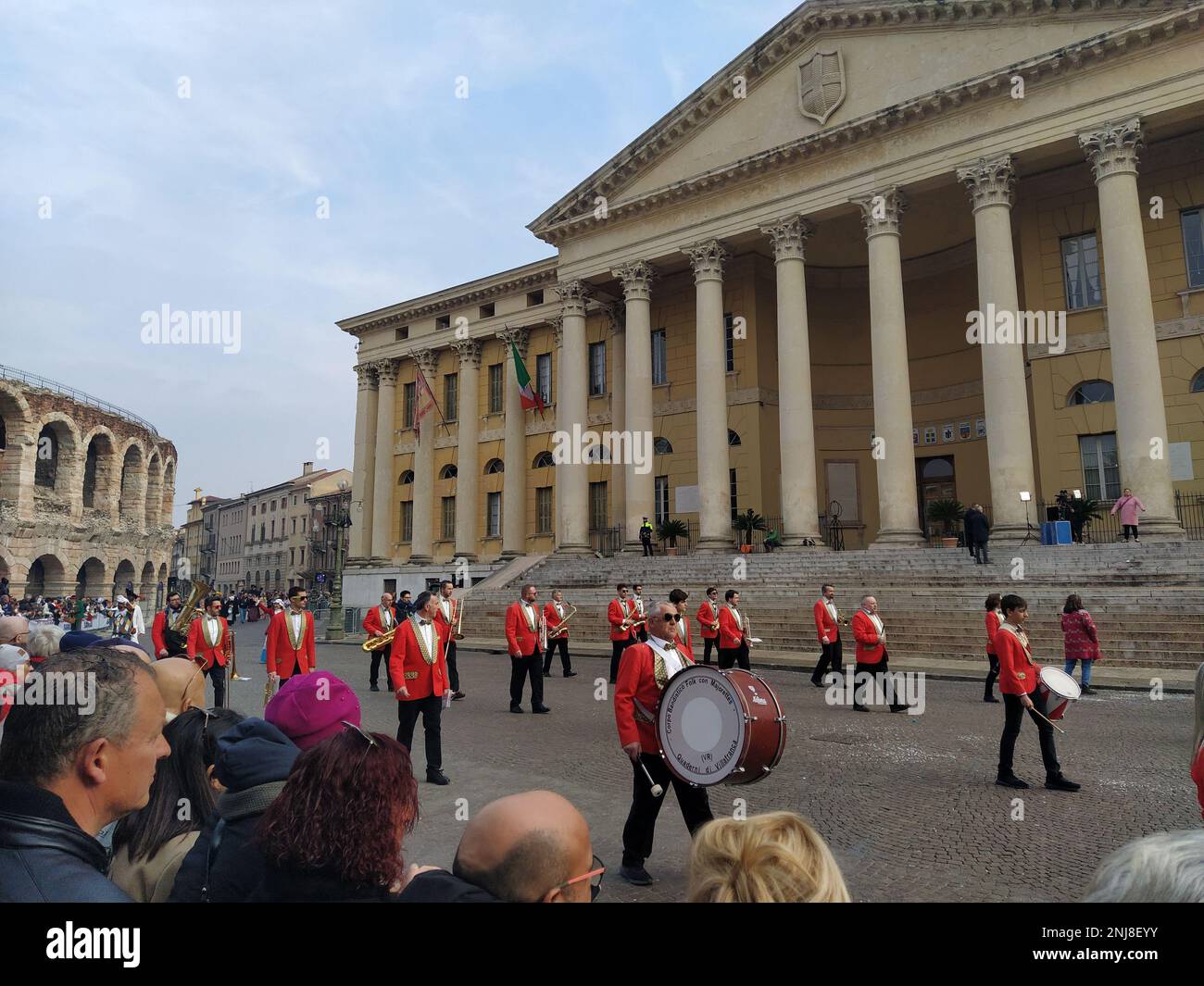 VERONA, ITALIEN-FEBRUAR 2023: Wagenparade und Maskenparade während des Karnevals der Stadt Verona im Februar 2023 Stockfoto