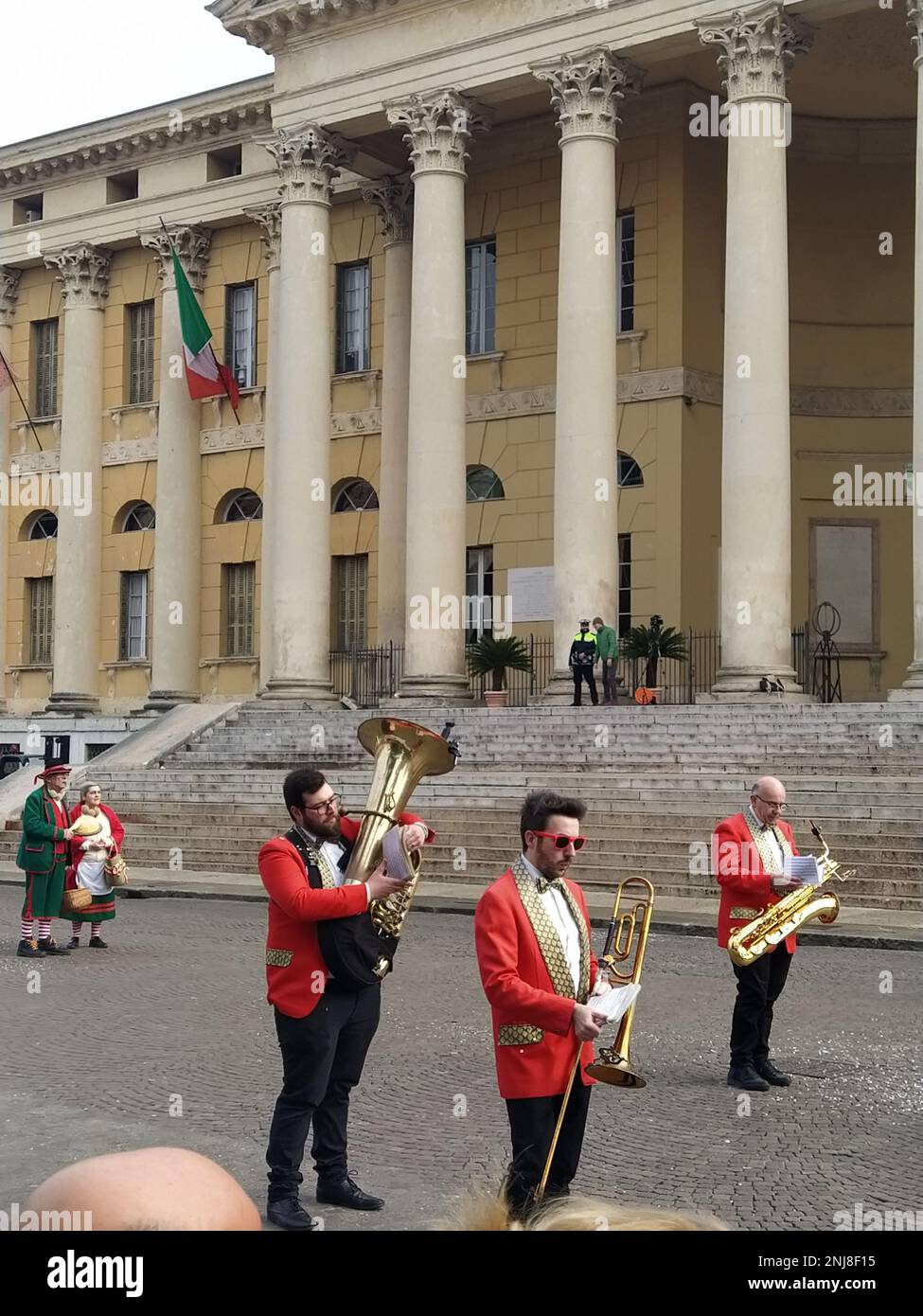 VERONA, ITALIEN-FEBRUAR 2023: Wagenparade und Maskenparade während des Karnevals der Stadt Verona im Februar 2023 Stockfoto
