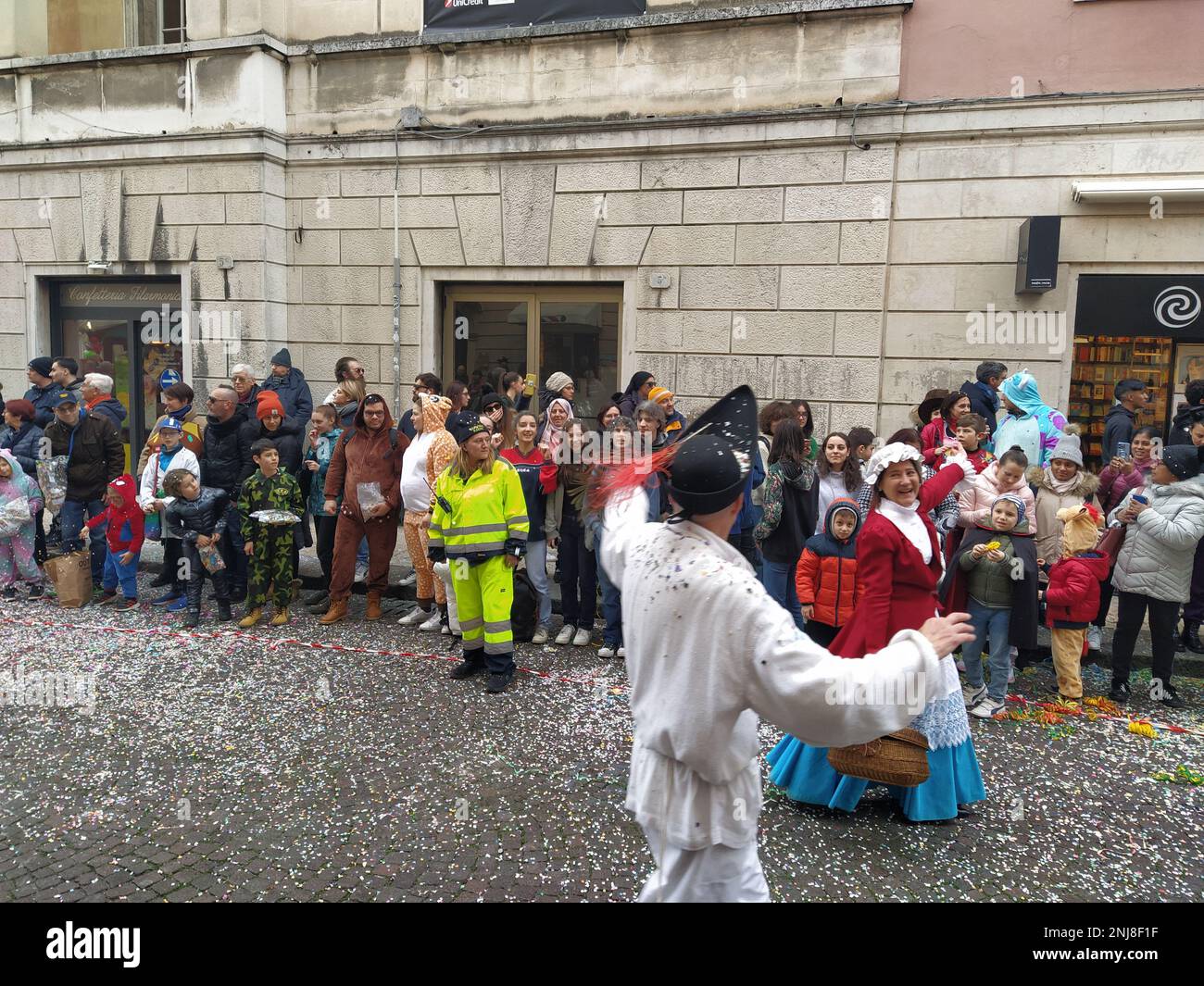 VERONA, ITALIEN-FEBRUAR 2023: Wagenparade und Maskenparade während des Karnevals der Stadt Verona im Februar 2023 Stockfoto