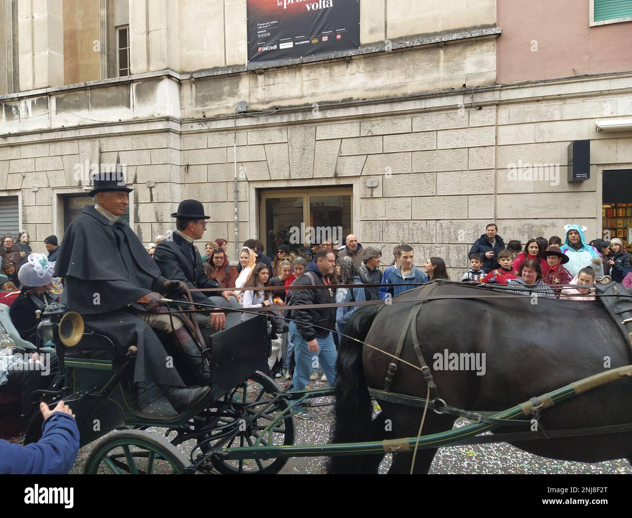 VERONA, ITALIEN-FEBRUAR 2023: Wagenparade und Maskenparade während des Karnevals der Stadt Verona im Februar 2023 Stockfoto