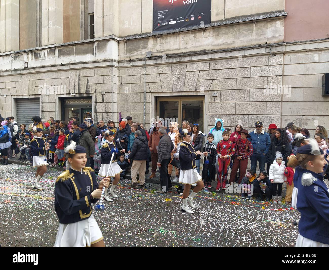 VERONA, ITALIEN-FEBRUAR 2023: Wagenparade und Maskenparade während des Karnevals der Stadt Verona im Februar 2023 Stockfoto