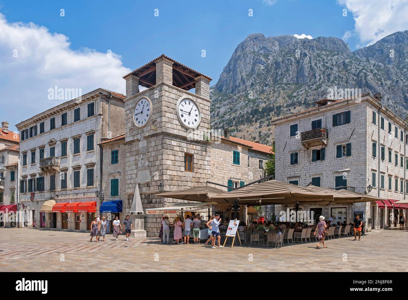 Uhrenturm aus dem 17. Jahrhundert auf dem Arms Square, Hauptplatz in der venezianischen Altstadt von Kotor, Südwesten Montenegros Stockfoto