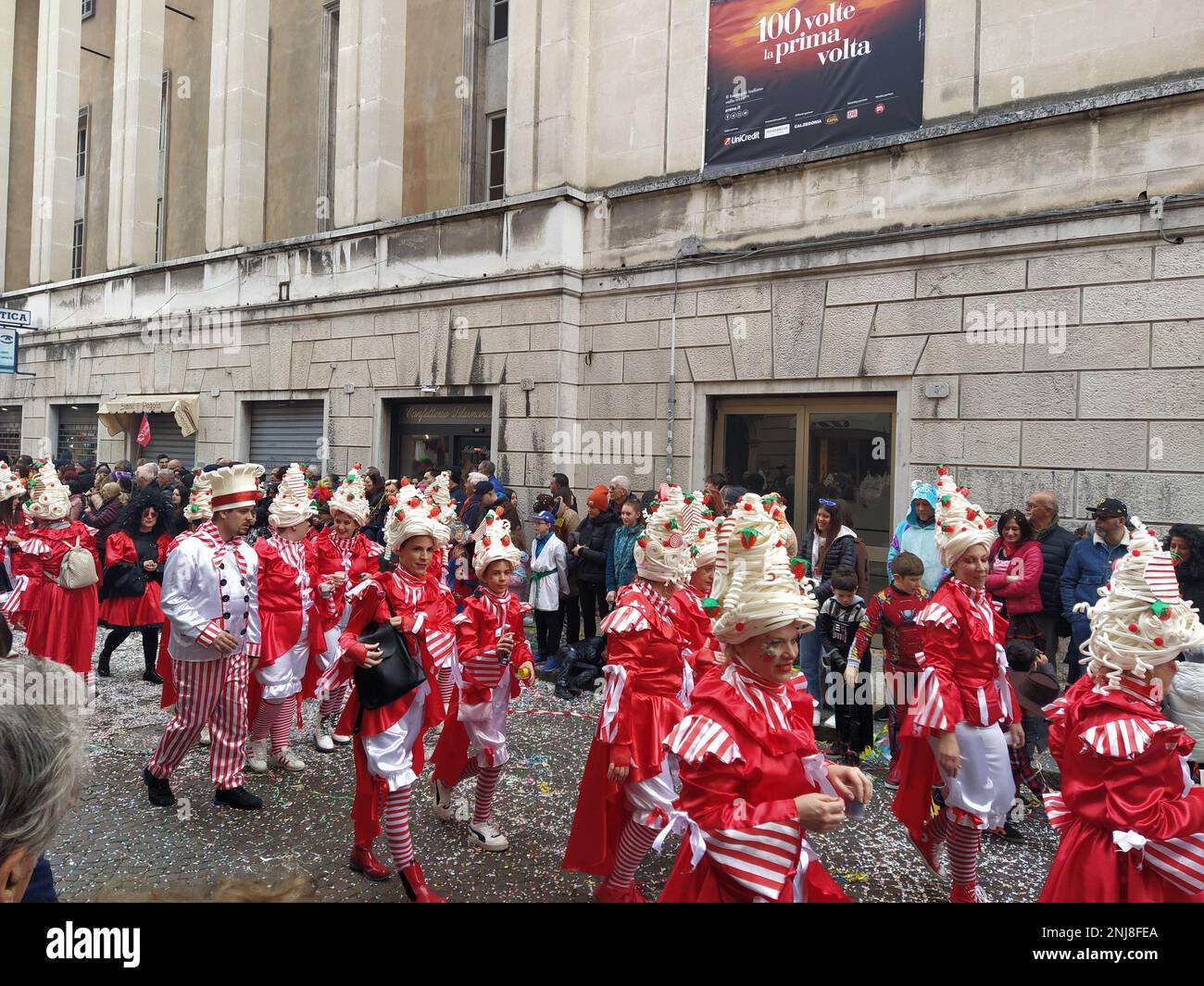 VERONA, ITALIEN-FEBRUAR 2023: Wagenparade und Maskenparade während des Karnevals der Stadt Verona im Februar 2023 Stockfoto