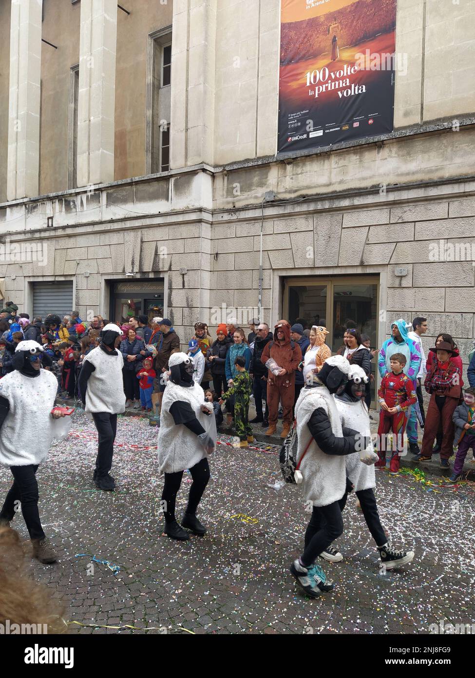 VERONA, ITALIEN-FEBRUAR 2023: Wagenparade und Maskenparade während des Karnevals der Stadt Verona im Februar 2023 Stockfoto