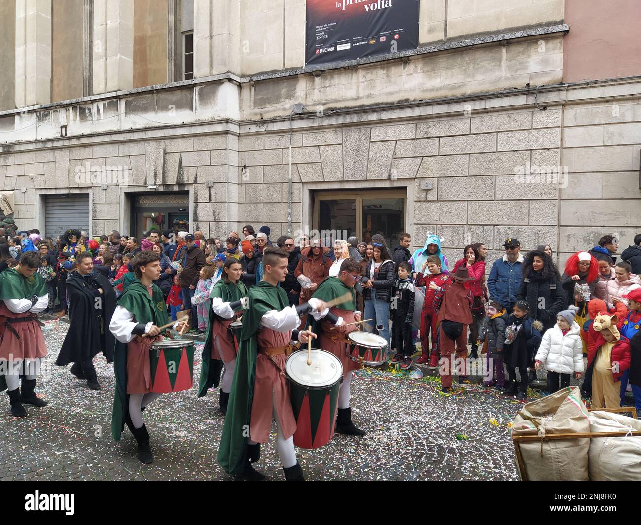VERONA, ITALIEN-FEBRUAR 2023: Wagenparade und Maskenparade während des Karnevals der Stadt Verona im Februar 2023 Stockfoto