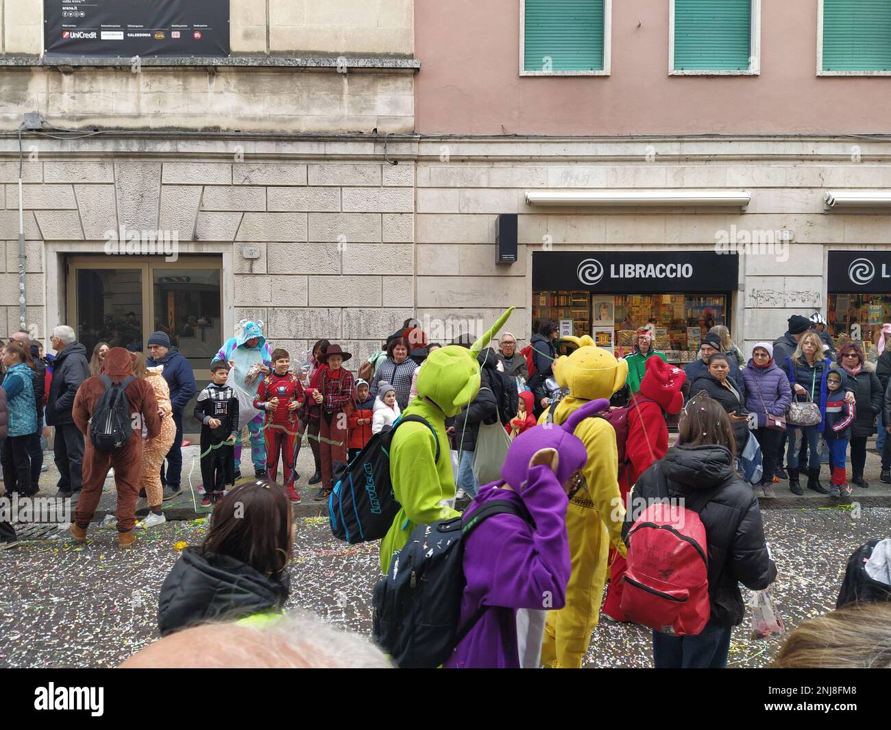 VERONA, ITALIEN-FEBRUAR 2023: Wagenparade und Maskenparade während des Karnevals der Stadt Verona im Februar 2023 Stockfoto