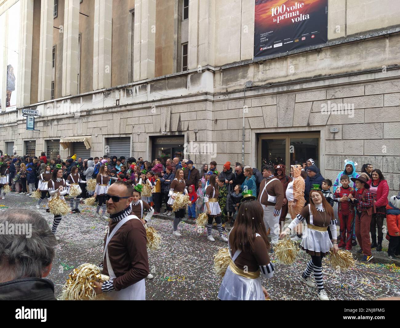 VERONA, ITALIEN-FEBRUAR 2023: Wagenparade und Maskenparade während des Karnevals der Stadt Verona im Februar 2023 Stockfoto