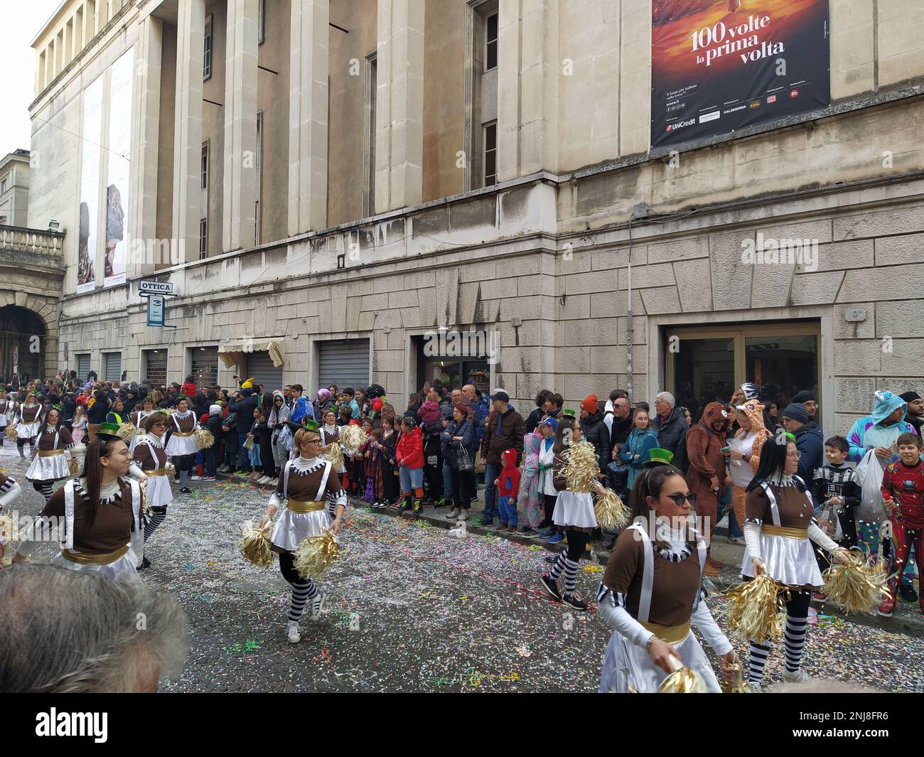 VERONA, ITALIEN-FEBRUAR 2023: Wagenparade und Maskenparade während des Karnevals der Stadt Verona im Februar 2023 Stockfoto