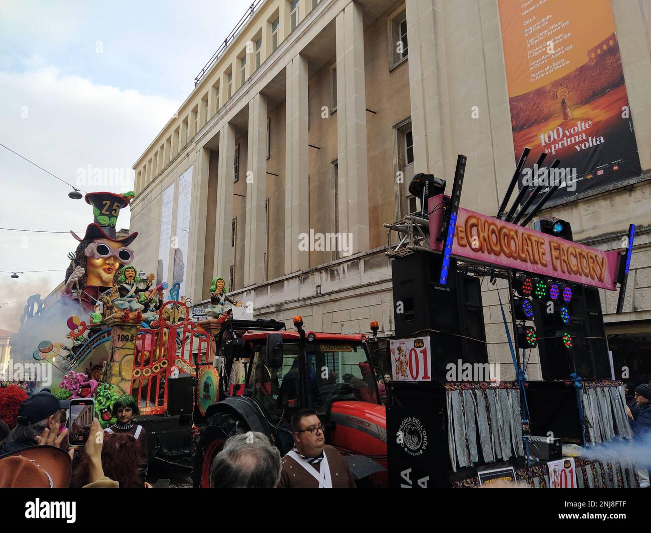 VERONA, ITALIEN-FEBRUAR 2023: Wagenparade und Maskenparade während des Karnevals der Stadt Verona im Februar 2023 Stockfoto