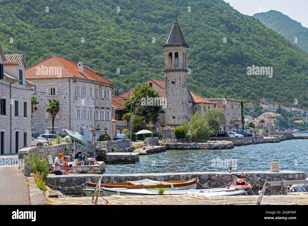 Kirche und kleiner Hafen des Dorfes Donji Stoliv entlang der Bucht von Kotor/Boka in der Adria, Südwesten Montenegros Stockfoto
