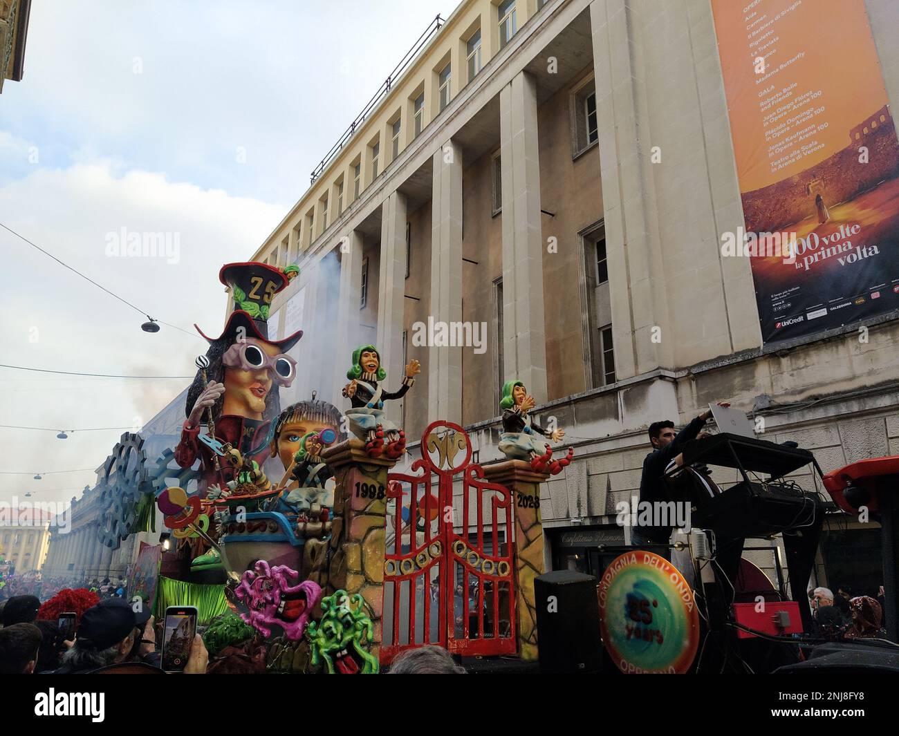 VERONA, ITALIEN-FEBRUAR 2023: Wagenparade und Maskenparade während des Karnevals der Stadt Verona im Februar 2023 Stockfoto