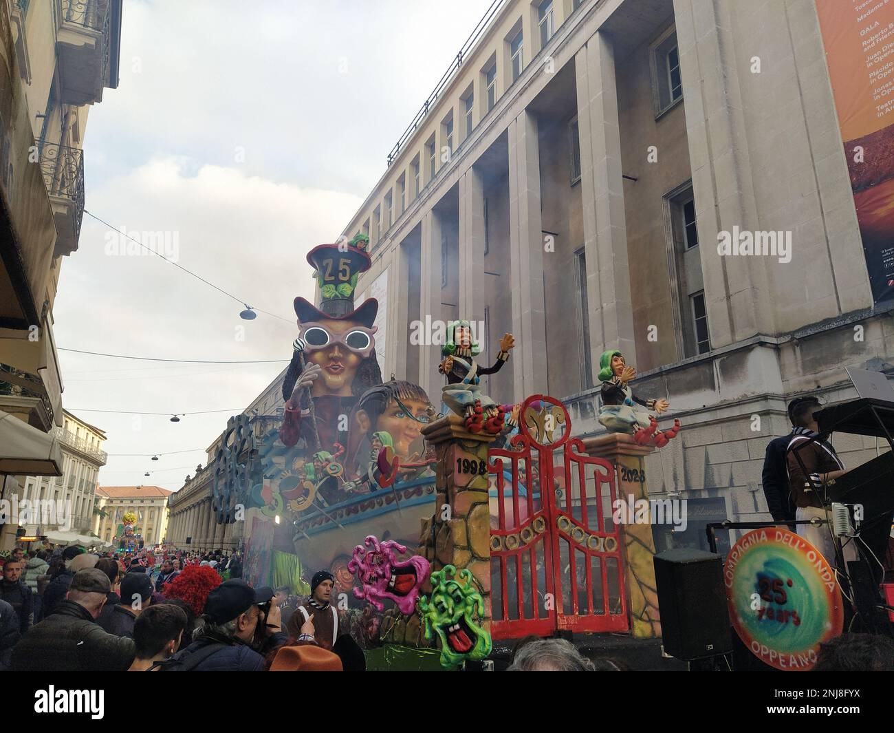 VERONA, ITALIEN-FEBRUAR 2023: Wagenparade und Maskenparade während des Karnevals der Stadt Verona im Februar 2023 Stockfoto
