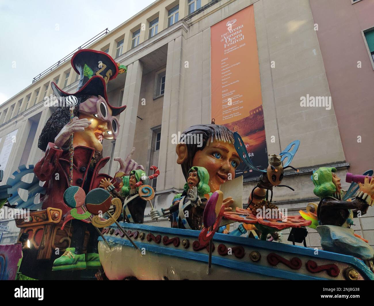 VERONA, ITALIEN-FEBRUAR 2023: Wagenparade und Maskenparade während des Karnevals der Stadt Verona im Februar 2023 Stockfoto