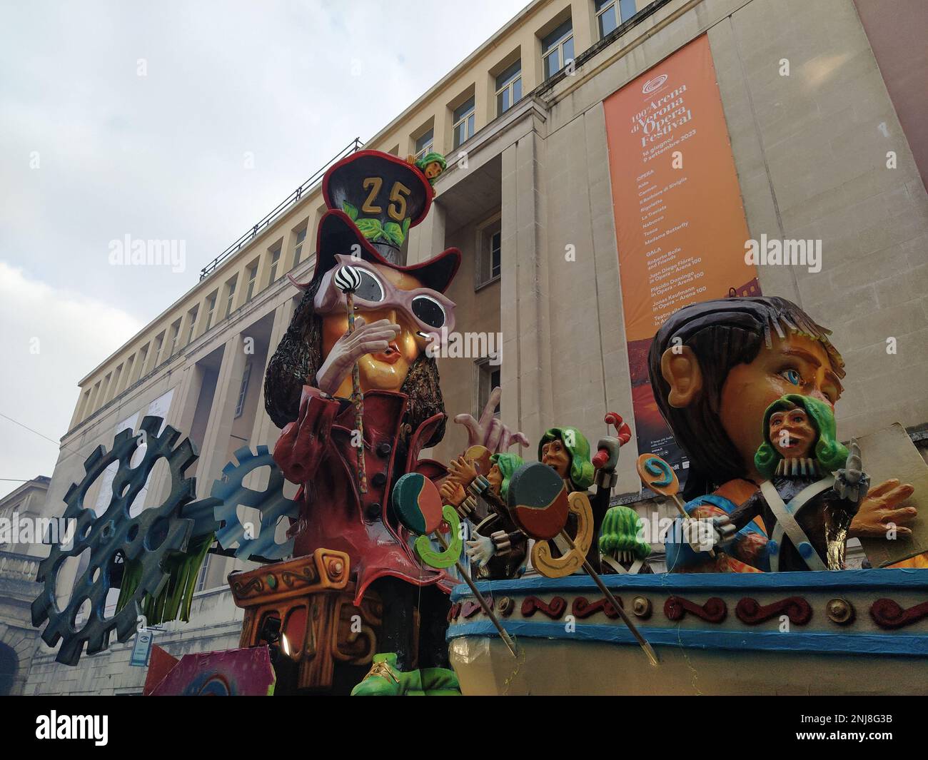 VERONA, ITALIEN-FEBRUAR 2023: Wagenparade und Maskenparade während des Karnevals der Stadt Verona im Februar 2023 Stockfoto