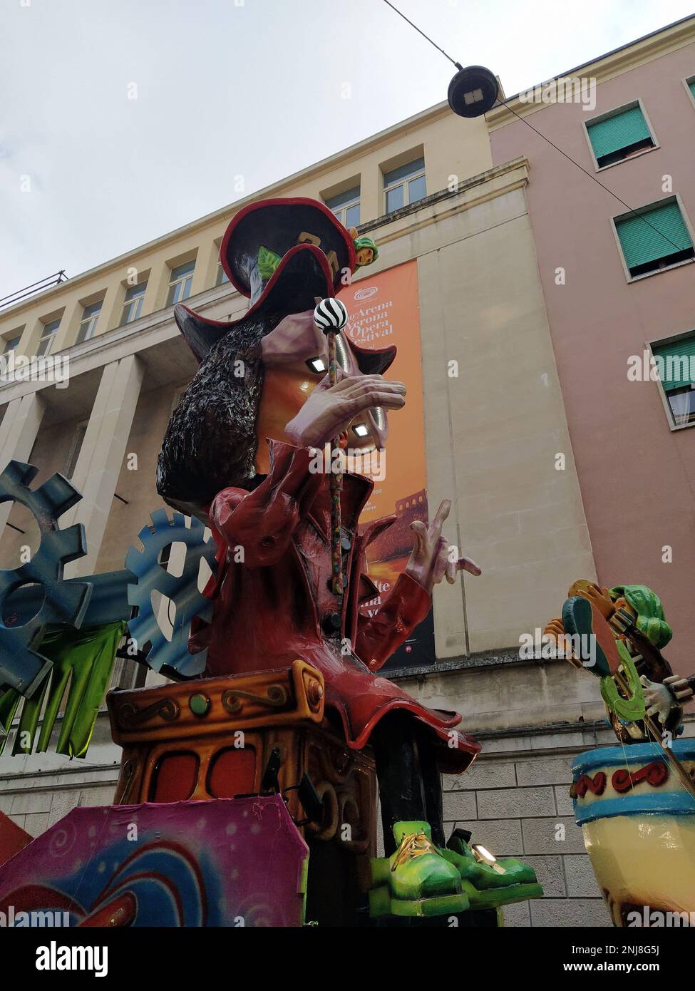 VERONA, ITALIEN-FEBRUAR 2023: Wagenparade und Maskenparade während des Karnevals der Stadt Verona im Februar 2023 Stockfoto