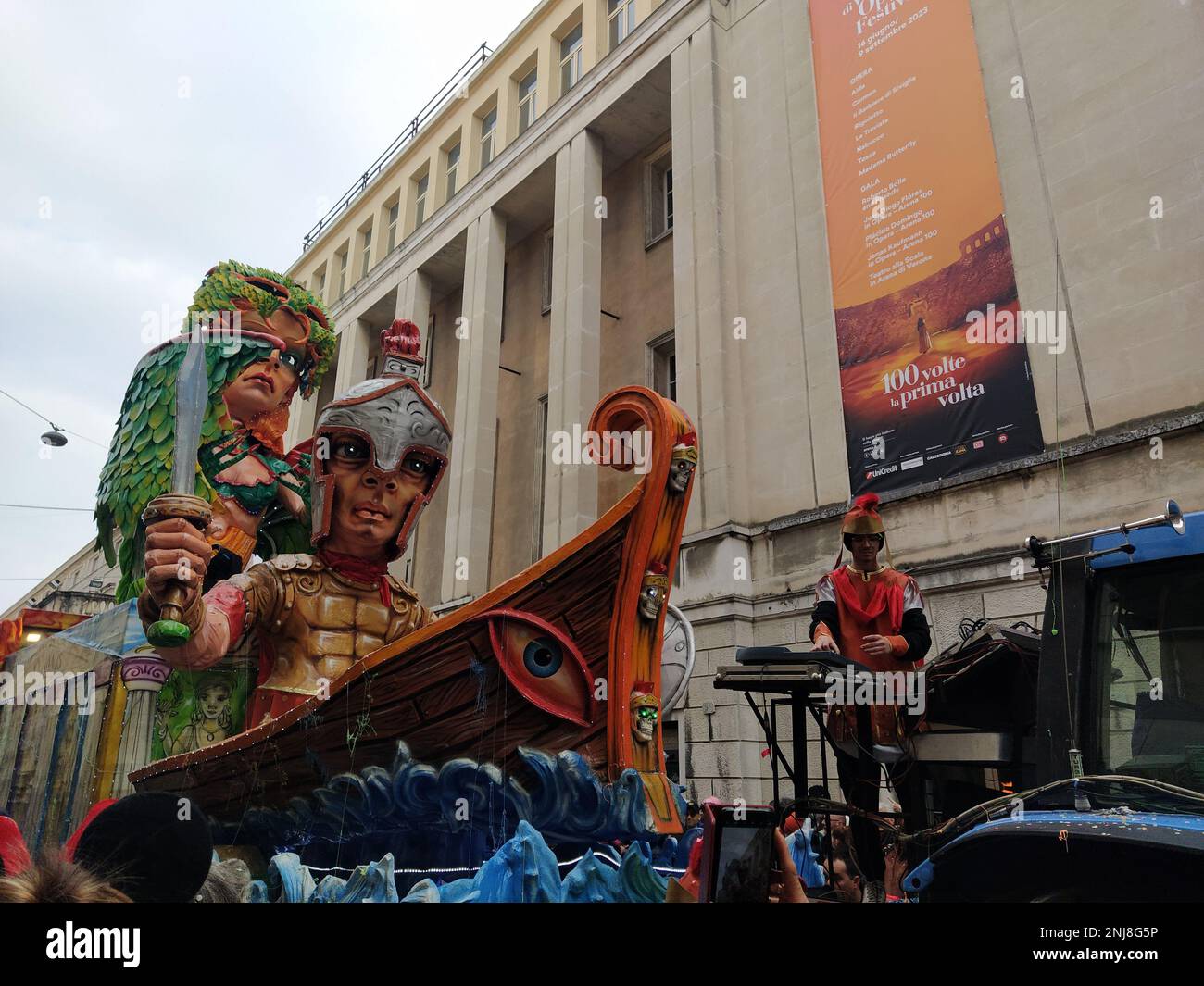 VERONA, ITALIEN-FEBRUAR 2023: Wagenparade und Maskenparade während des Karnevals der Stadt Verona im Februar 2023 Stockfoto
