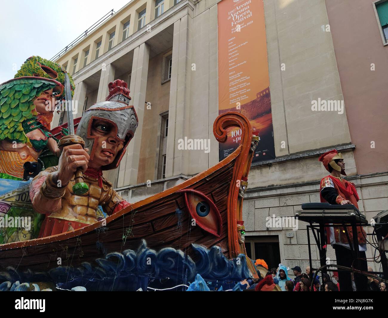 VERONA, ITALIEN-FEBRUAR 2023: Wagenparade und Maskenparade während des Karnevals der Stadt Verona im Februar 2023 Stockfoto