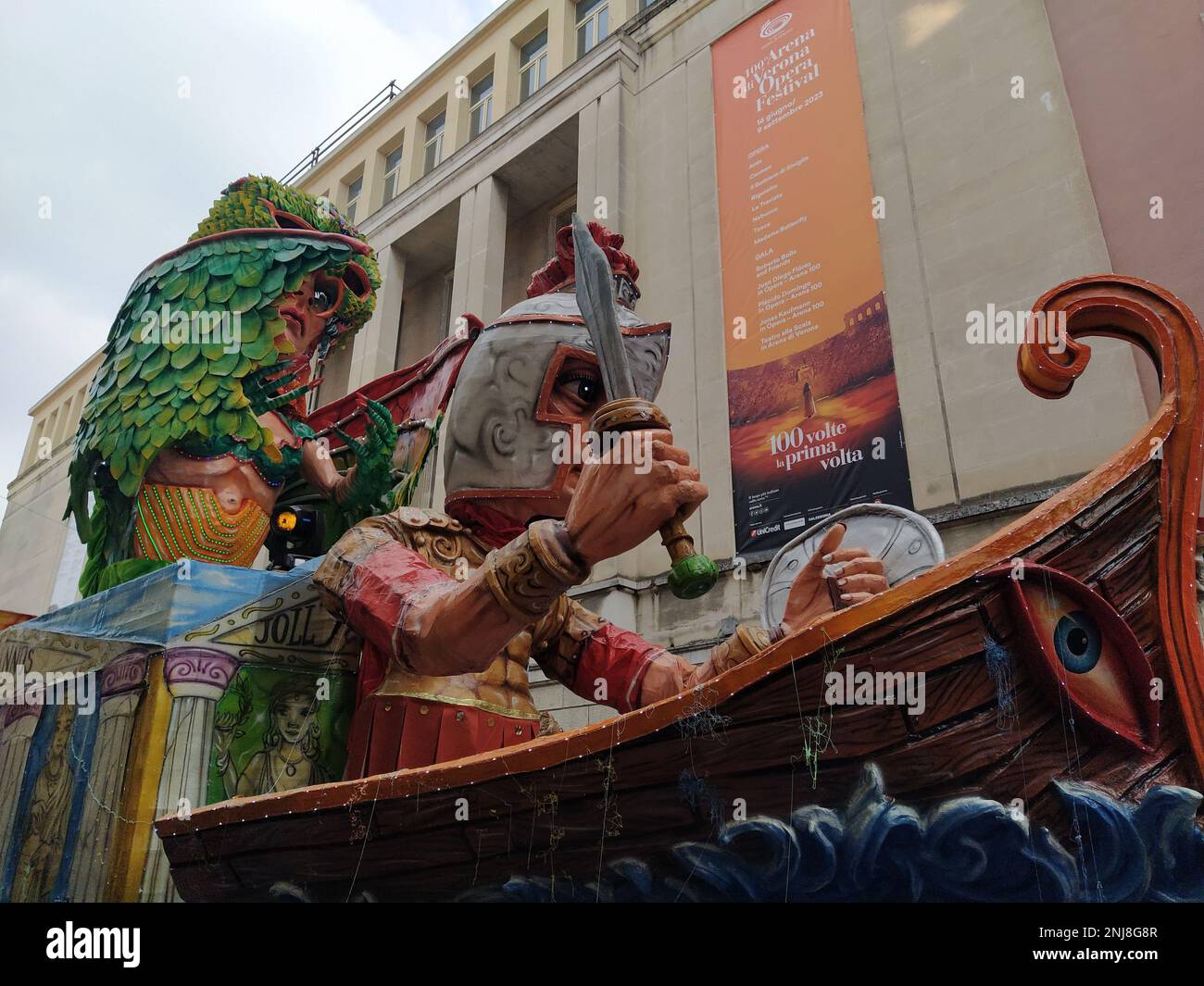 VERONA, ITALIEN-FEBRUAR 2023: Wagenparade und Maskenparade während des Karnevals der Stadt Verona im Februar 2023 Stockfoto