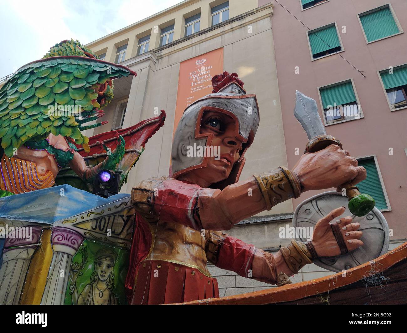 VERONA, ITALIEN-FEBRUAR 2023: Wagenparade und Maskenparade während des Karnevals der Stadt Verona im Februar 2023 Stockfoto