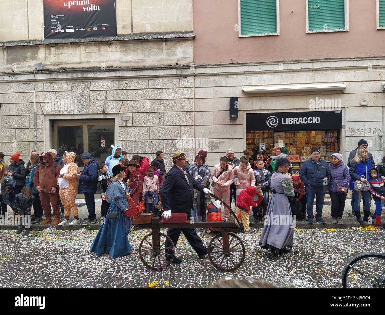 VERONA, ITALIEN-FEBRUAR 2023: Wagenparade und Maskenparade während des Karnevals der Stadt Verona im Februar 2023 Stockfoto