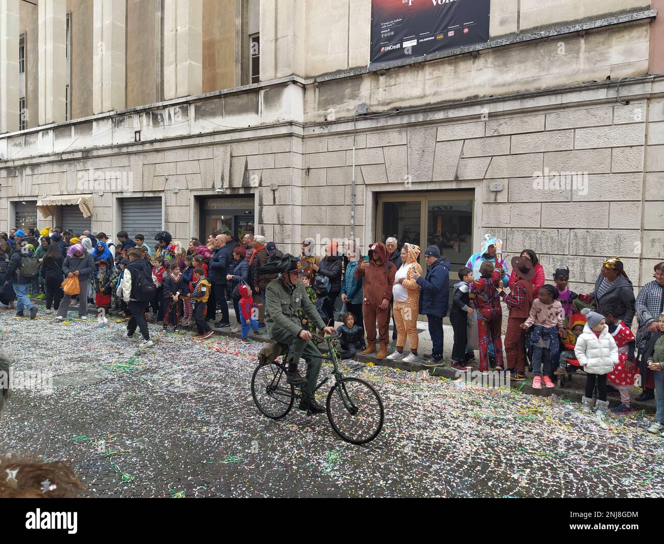 VERONA, ITALIEN-FEBRUAR 2023: Wagenparade und Maskenparade während des Karnevals der Stadt Verona im Februar 2023 Stockfoto