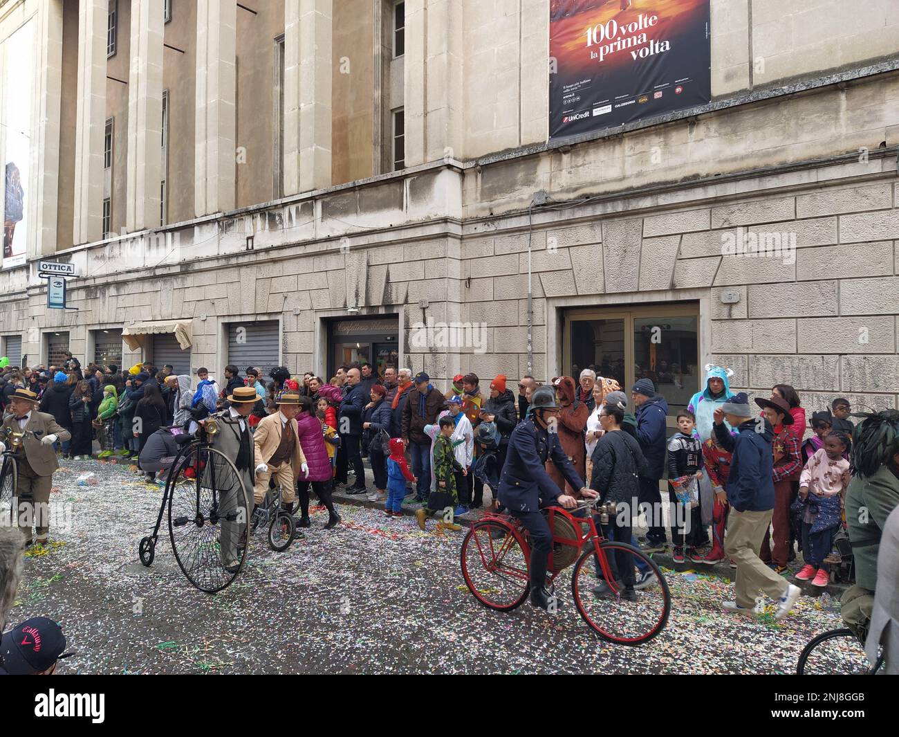 VERONA, ITALIEN-FEBRUAR 2023: Wagenparade und Maskenparade während des Karnevals der Stadt Verona im Februar 2023 Stockfoto