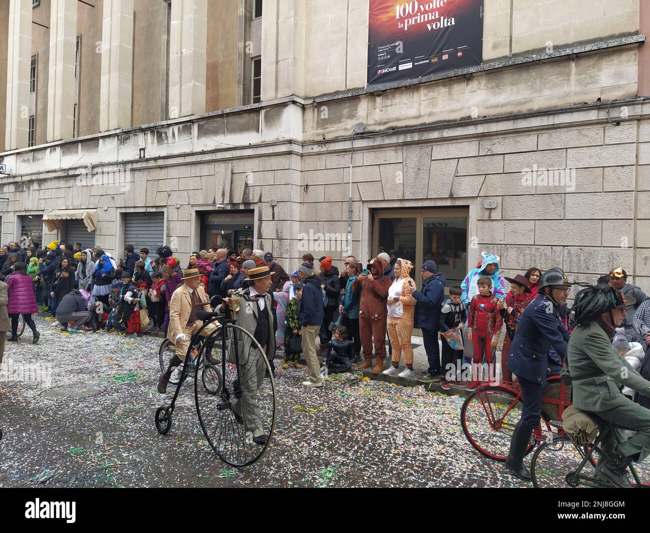 VERONA, ITALIEN-FEBRUAR 2023: Wagenparade und Maskenparade während des Karnevals der Stadt Verona im Februar 2023 Stockfoto