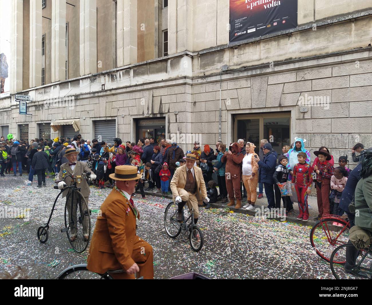 VERONA, ITALIEN-FEBRUAR 2023: Wagenparade und Maskenparade während des Karnevals der Stadt Verona im Februar 2023 Stockfoto