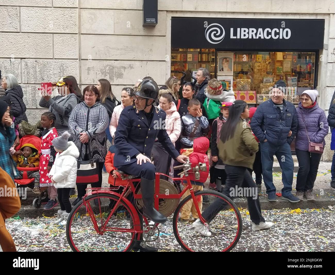 VERONA, ITALIEN-FEBRUAR 2023: Wagenparade und Maskenparade während des Karnevals der Stadt Verona im Februar 2023 Stockfoto