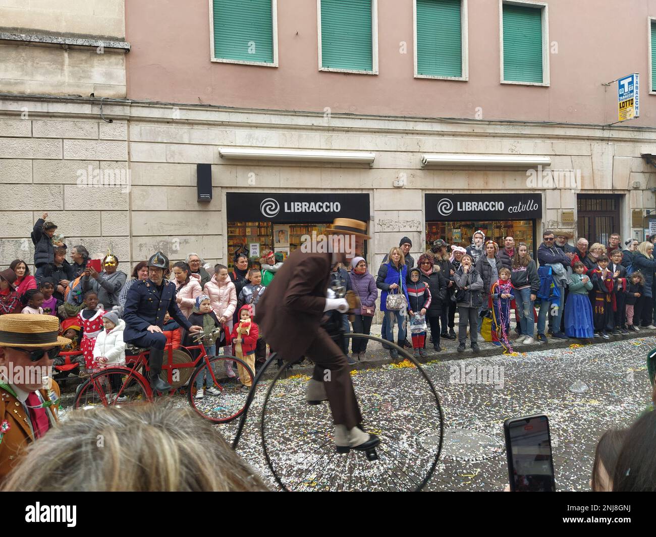 VERONA, ITALIEN-FEBRUAR 2023: Wagenparade und Maskenparade während des Karnevals der Stadt Verona im Februar 2023 Stockfoto