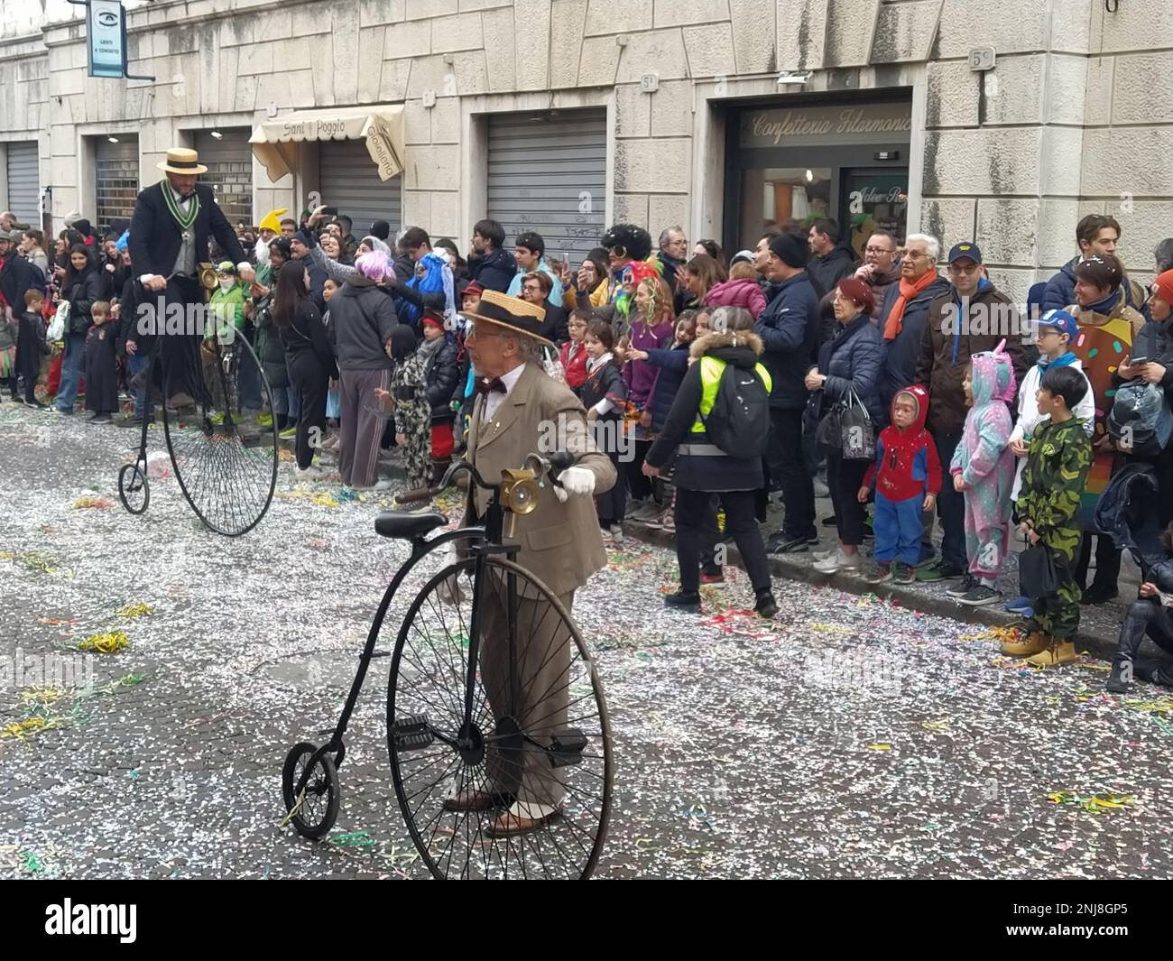 VERONA, ITALIEN-FEBRUAR 2023: Wagenparade und Maskenparade während des Karnevals der Stadt Verona im Februar 2023 Stockfoto
