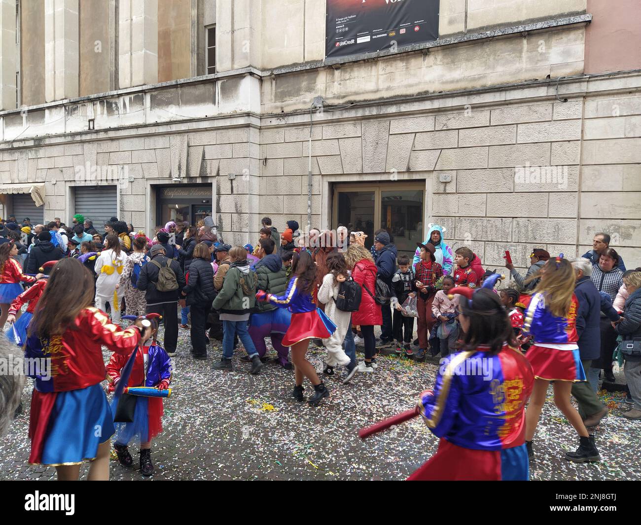 VERONA, ITALIEN-FEBRUAR 2023: Wagenparade und Maskenparade während des Karnevals der Stadt Verona im Februar 2023 Stockfoto
