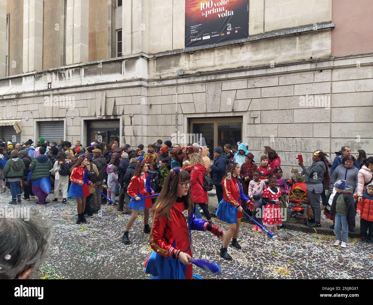 VERONA, ITALIEN-FEBRUAR 2023: Wagenparade und Maskenparade während des Karnevals der Stadt Verona im Februar 2023 Stockfoto