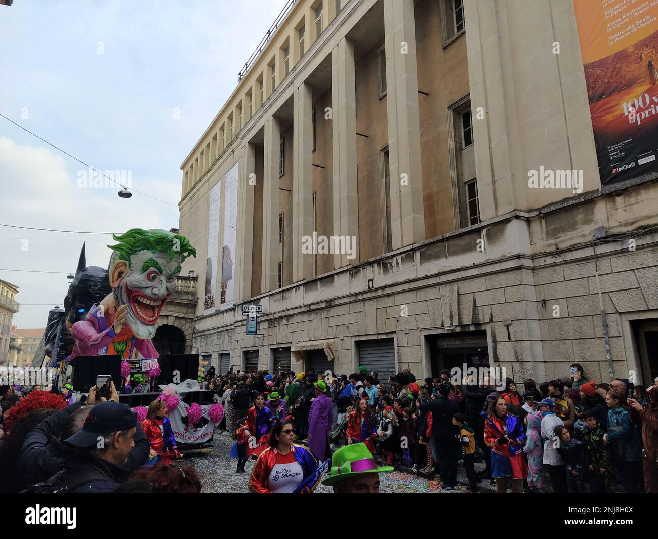 VERONA, ITALIEN-FEBRUAR 2023: Wagenparade und Maskenparade während des Karnevals der Stadt Verona im Februar 2023 Stockfoto