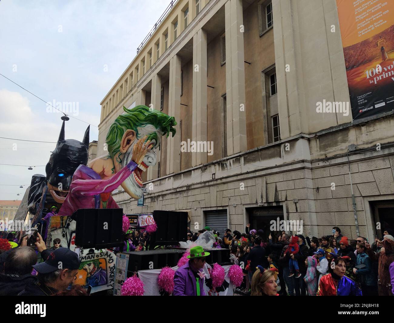 VERONA, ITALIEN-FEBRUAR 2023: Wagenparade und Maskenparade während des Karnevals der Stadt Verona im Februar 2023 Stockfoto