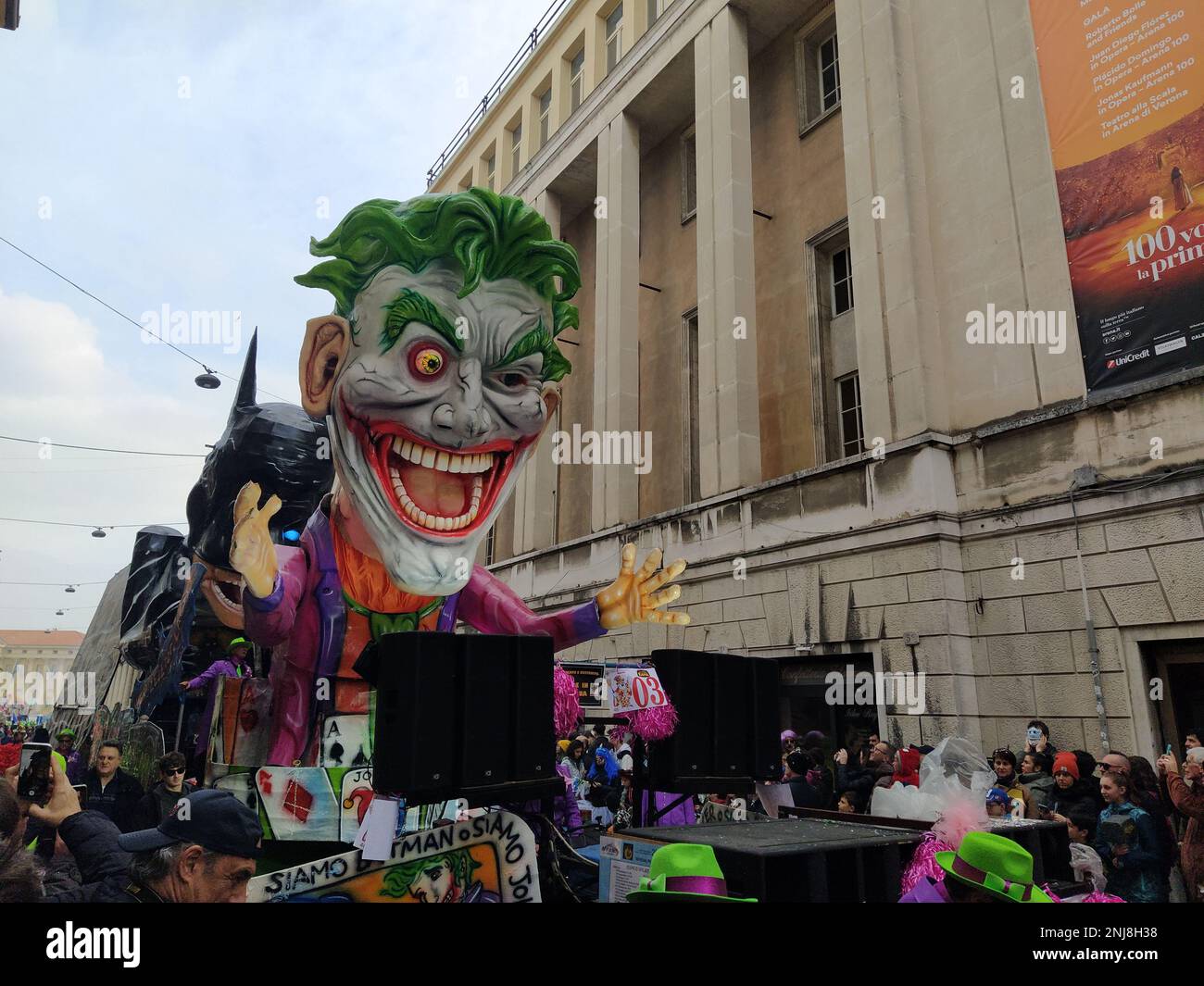 VERONA, ITALIEN-FEBRUAR 2023: Wagenparade und Maskenparade während des Karnevals der Stadt Verona im Februar 2023 Stockfoto