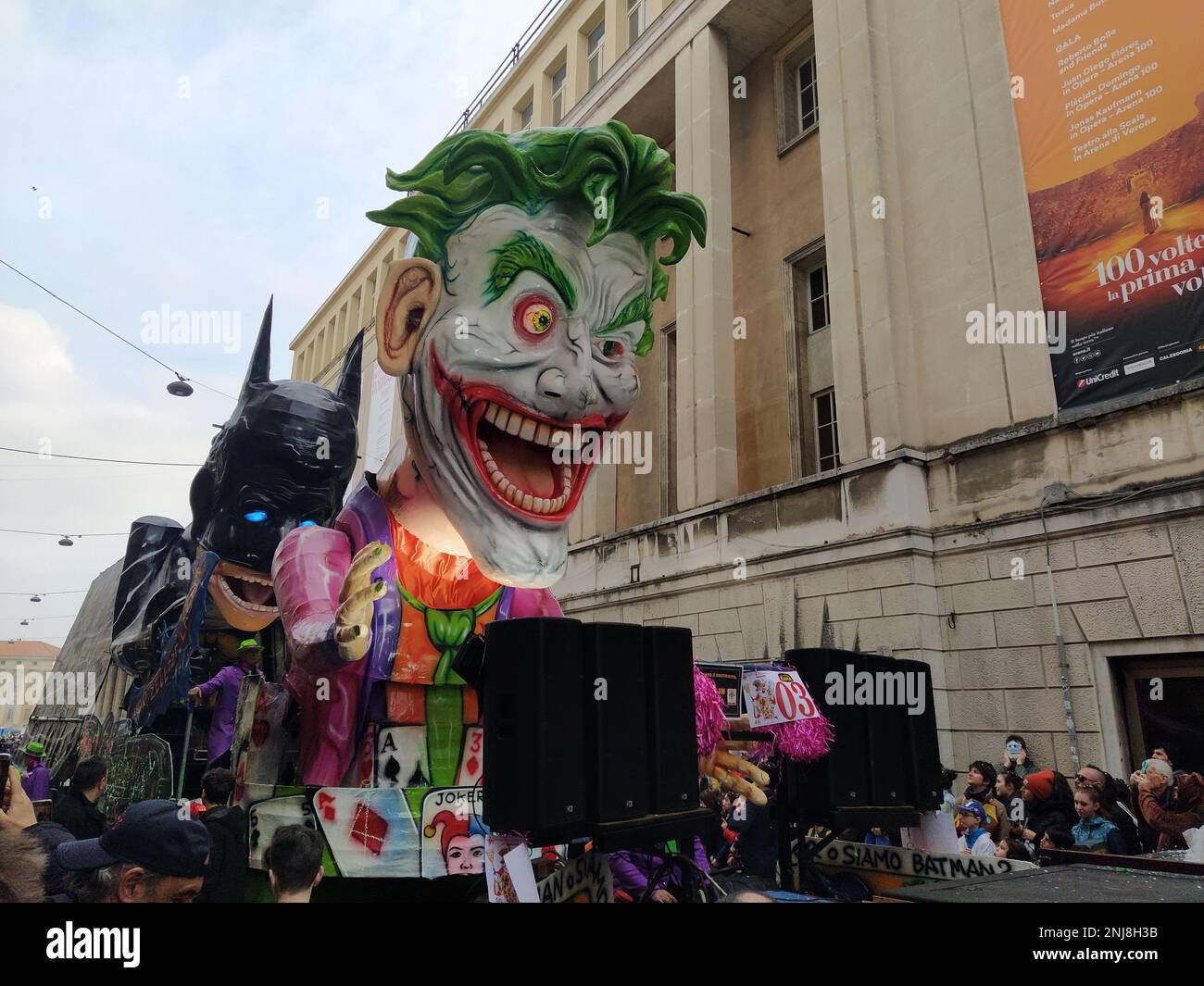 VERONA, ITALIEN-FEBRUAR 2023: Wagenparade und Maskenparade während des Karnevals der Stadt Verona im Februar 2023 Stockfoto