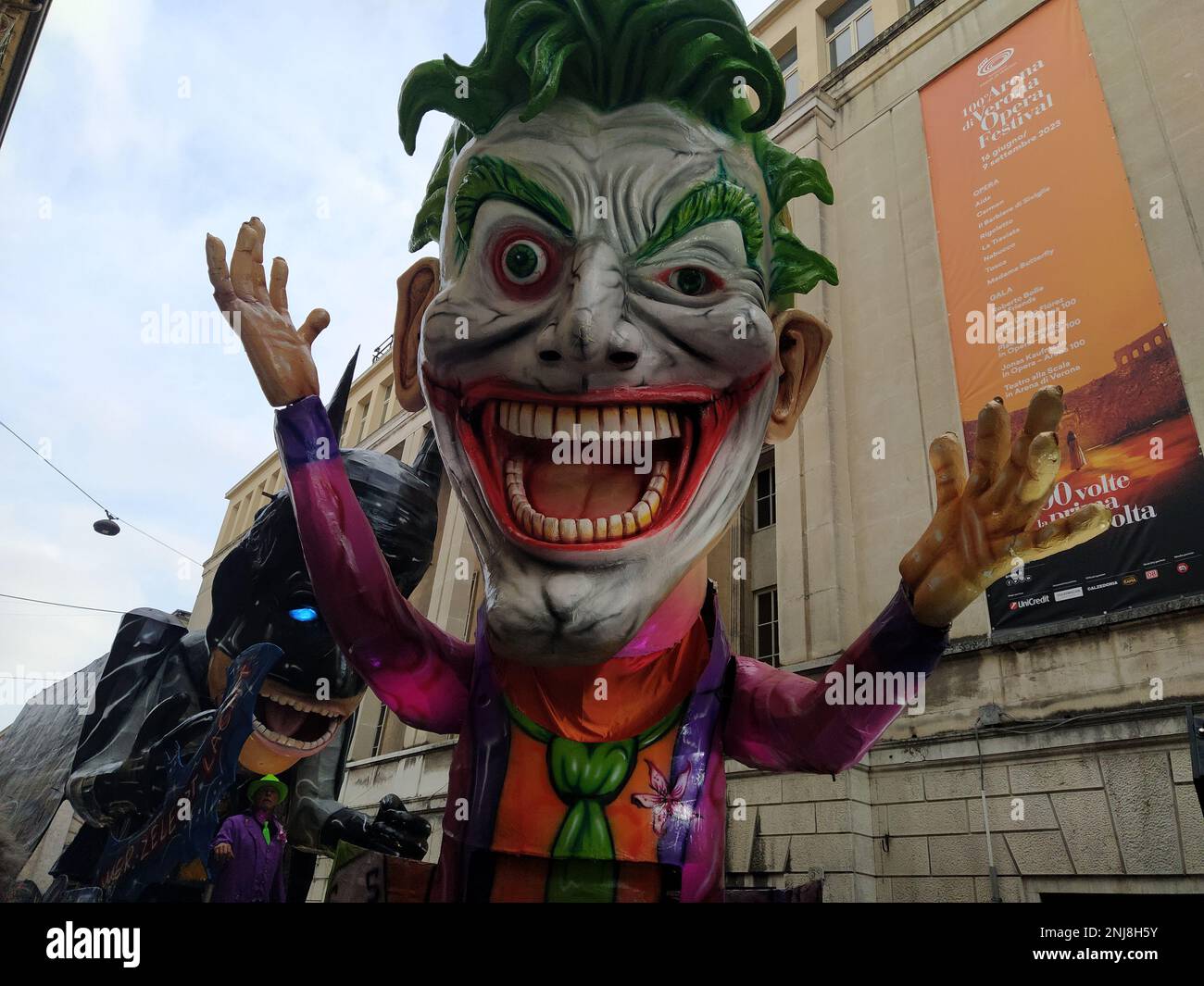 VERONA, ITALIEN-FEBRUAR 2023: Wagenparade und Maskenparade während des Karnevals der Stadt Verona im Februar 2023 Stockfoto