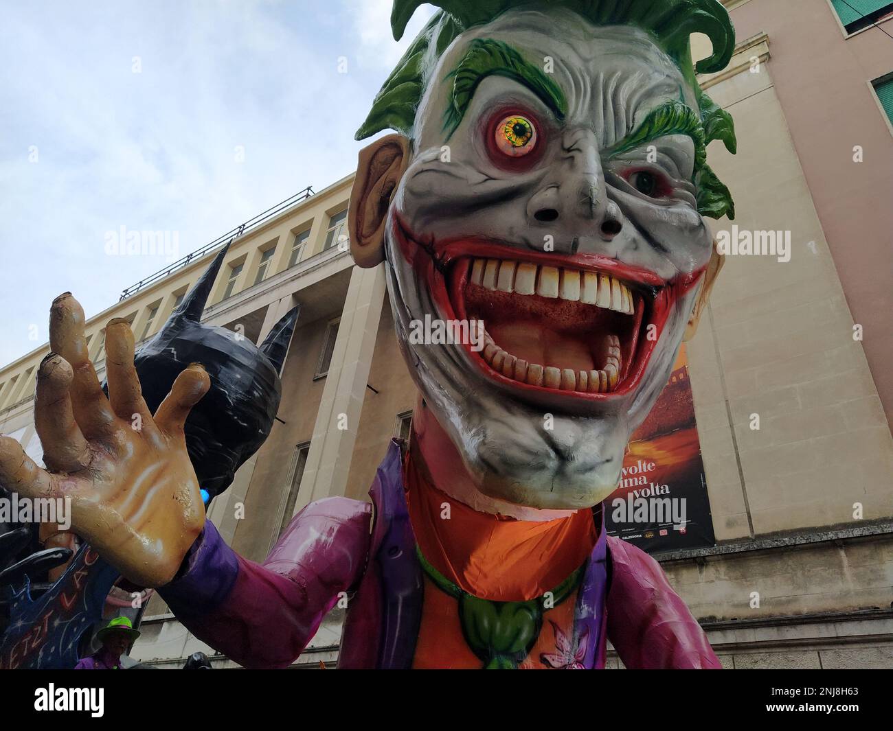 VERONA, ITALIEN-FEBRUAR 2023: Wagenparade und Maskenparade während des Karnevals der Stadt Verona im Februar 2023 Stockfoto