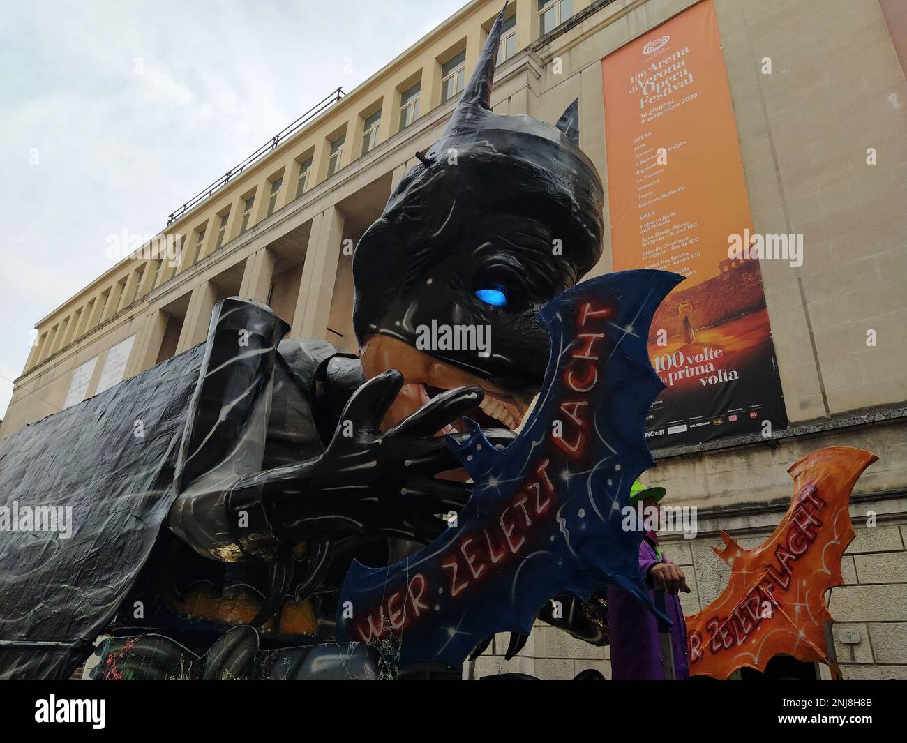 VERONA, ITALIEN-FEBRUAR 2023: Wagenparade und Maskenparade während des Karnevals der Stadt Verona im Februar 2023 Stockfoto