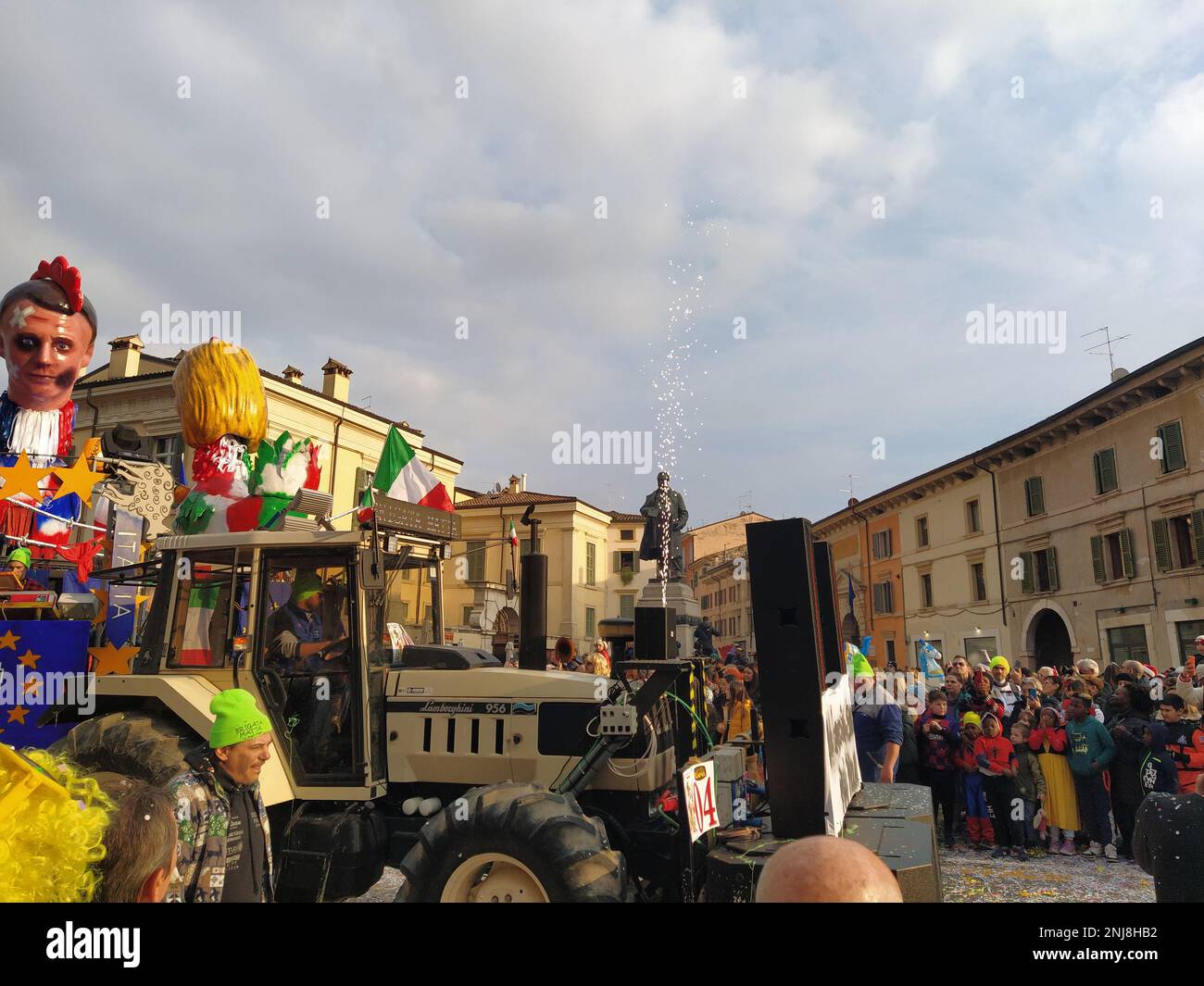 VERONA, ITALIEN-FEBRUAR 2023: Wagenparade und Maskenparade während des Karnevals der Stadt Verona im Februar 2023 Stockfoto