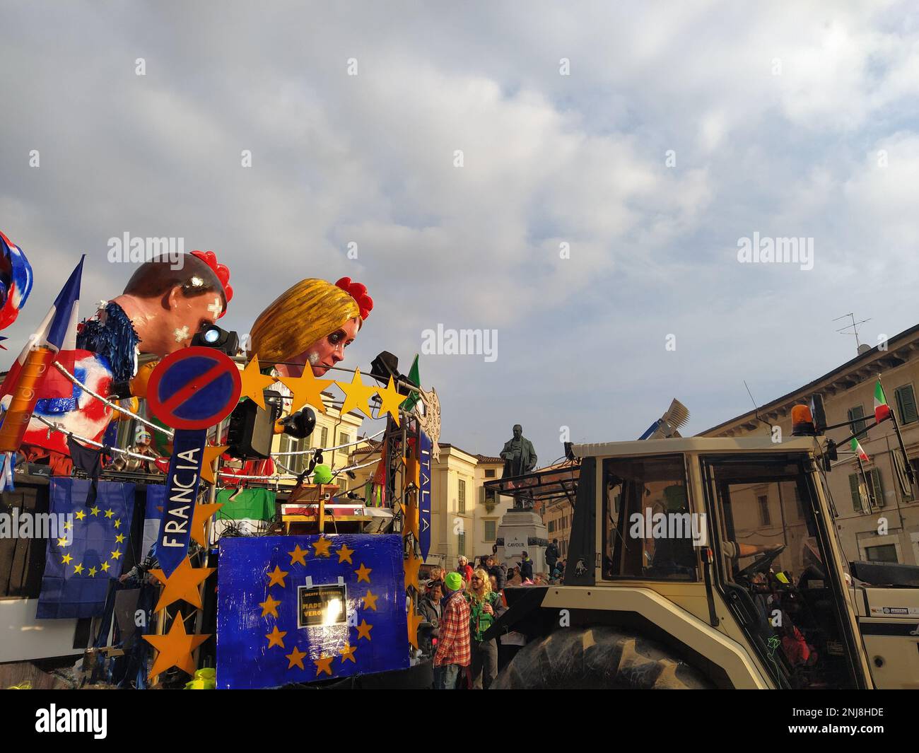 VERONA, ITALIEN-FEBRUAR 2023: Wagenparade und Maskenparade während des Karnevals der Stadt Verona im Februar 2023 Stockfoto